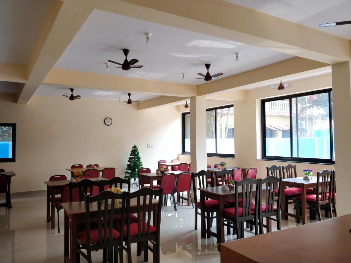 Dom'S Inn Калангут Экстерьер фото